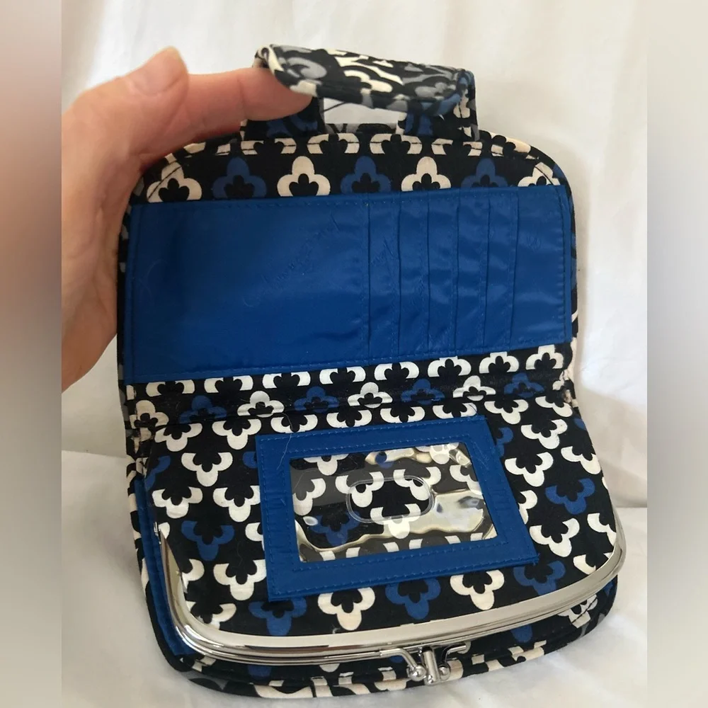 Vera Bradley Clutch Kiss N’ Snap Tab Wallet w/Kisslock Canterbury Blue. Great!